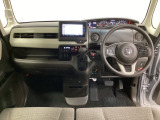 車内は光触媒抗菌消臭施工済です。インパネ周りはスタイリッシュなデザインで機能や装備も充実しています。グローブボックスやカップホルダーのほかにトレーなどたくさんの収納スペースが付いています。
