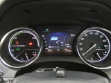 とっても見やすいメーターです。夜間時はラグジュアリーな気分にさせてくれる照明が魅力ですので、夜のドライブも楽しみになりますよ♪