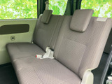 背もたれと座面が一体感のある形状の後席は、ヘッドレストも備えた落ち着いた座り心地です。明るい内装と窓からの光で車内を見渡しやすく、同乗者にもくつろぎやすい空間です。