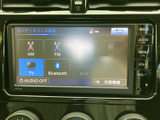 AM・FMをはじめ、テレビやBluetoothなど複数のソースを画面から選択できます。目的や気分に合わせて音源を切り替えやすく、普段の移動時間を快適に過ごすのに便利な装備です。
