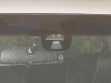 【シティブレーキアクティブシステム】低速走行中に前方の車両等を認識し、衝突しそうな時は警報とブレーキで衝突回避と被害軽減をアシスト。より安全にドライブをお楽しみいただけます。