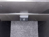 充電用USB端子付き。スマートフォンなどの充電に便利です。