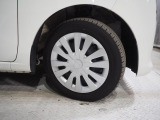 実車は夏用タイヤを装着、このムーヴには冬用タイヤが付属しています。