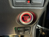 【ENGINE START/STOP】スマートキーをポケットやバッグに入れたままで、キーを差し込むことなくボタンを押すだけでエンジンが始動します。