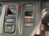 電子パーキングに加えてブレーキホールドシステムを装備しておりますので、信号待ちや踏み切り待ちでもブレーキを踏まずに停止できます!発進する際はアクセルを踏むだけですので渋滞時などはかなり楽ですね!