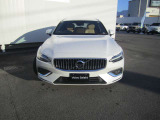 時代に合わせて変化するエンブレムデザイン。センターを斜めに大きく横切るラインと黒地に銀のアイアンマーク、これが最新ボルボのキャラクターアイコンです。エンブレムにはフロントカメラを内蔵しています。