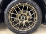 社外アルミホイール装着!社外品なので、車体とアルミホイールが同じ組み合わせのものになかなか巡り合うことがありません。個性溢れるこちらの車、いかがでしょうか。