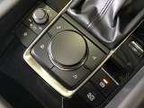 コマンダーコントロール。スイッチを探すことなく自然に手を下した位置に配置。手元を見ることなく、各種操作が行えます。