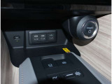 お車のキーはスマートキーです。キーを身につけた状態で車に近づき、ドアロックの解錠や施錠操作が出来ます。雨の日など両手がふさがっている時など、とっても便利ですね。