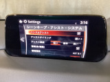 ハンドル操作をアシストすることにより車線からの逸脱回避を支援します。