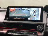 パノラミックビューモニター付きです。車両を上から見たような映像をディスプレイオーディオ画面に表示。運転席からの目視だけでは見にくい、車両周辺の状況をリアルタイムでしっかり確認できます。