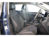 運転席/助手席です。安全装備をオプションで追加するのは日本的発想。フォルクスワーゲン車はサイドエアバッグを全車標準で装備しております。