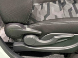 運転手の体格に合わせて運転席の座面の高さ調整ができるシートリフターが付いてます
