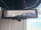 インテリジェントルームミラー搭載で、車の後方に設置されたカメラ映像を映し出してシートバックやヘッドレスト、同乗者に視界が遮られることがなく視認性が非常に良いです