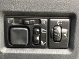 【電動格納ミラー】サイドミラーは電動格納式となっており、狭い駐車場でもキズがつくリスクを抑えられます。