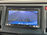 リバースギアに入れるだけで後方の表示へ切り替わります。夜間や雨の日の駐車も楽になりますよ。