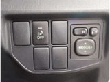 お車のキーはスマートキーです。キーを身につけた状態で車に近づき、ドアロックの解錠や施錠操作が出来ます。雨の日など両手がふさがっている時など、とっても便利ですね。
