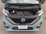 エンジンルームもきれいな状態です。日産のメカニックが点検整備をさせていただいてからのご納車となります