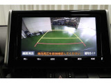 後退時に車両の後ろ側をモニター画面に表示します。車庫入れなどでバックする際に後方確認ができて便利です。