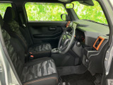 前席は適度なサポート形状で、運転席からの見通しも確保しやすい室内です。窓から光が入り、柄入りシートと落ち着いた色合いが心地よい空間をつくります。