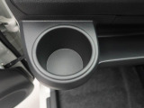 カップホルダーは運転席や助手席からちょうど手の届く位置です!!