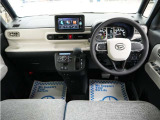 運転にかかわる様々な操作を安全に行えるように視点移動が少なく、操作性に配慮されたスイッチ類が凝縮されたコクピットです。