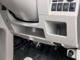 【グローブボックス】収納スペースも充実しております。
