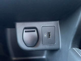 運転席と助手席の間にUSBソケットがついているので、スマートフォンなどの充電が可能です。