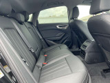 体を支えるためにシートを硬めにしております。長時間の運転でも疲れにくいように、サポート力重視で設計されております。