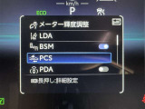 レーンディパーチャーアラートとは車線または走路からの逸脱の可能性を警告すると共に、車線または走路からの逸脱を避けるためのハンドル操作の一部を支援する機能です。詳細は販売店スタッフまでおたずねください。