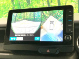 【マルチビューカメラシステム】専用のカメラにより、上から見下ろしたような視点で360度クルマの周囲を確認することができます☆死角部分も確認しやすく、狭い場所での切り返しや駐車もスムーズに行えます。