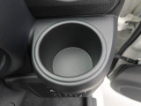 カップホルダーは運転席や助手席からちょうど手の届く位置です!!