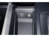 運転席の小物入れにもUSBポートが付いています!