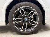 【BMWアロイホイル】軽量かつ強度に拘ったアロイホイル。走行性能ポテンシャルを引き出す設計。車の足元を引き締めてくれる大きなポイントはアロイホイルです。