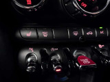 MINIの運転席操作部は、中央に構えるディスプレイが最大の特徴です。航空機を思わせるトグルスイッチなど、直感的で遊び心のあるメカニカルな操作感が、ゴーカートのような走りの高揚感を高めます。