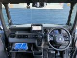 運転席周りです。カップホルダーや小物の収納などは必須ですよね!!使い勝手の良いつくりになっております!!