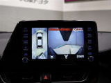 パノラミックビューモニター付きです。車両を上から見たような映像をディスプレイオーディオ画面に表示。運転席からの目視だけでは見にくい、車両周辺の状況をリアルタイムでしっかり確認できます。