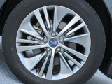 純正18インチアルミホイール。 タイヤサイズは225/55R18