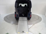 引き出し型のアルミスロープで車いすも楽々。