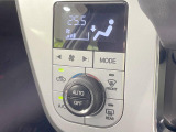 【オートエアコン】一度お好みの温度に設定すれば、車内の温度を検知し風量や温度を自動で調整。暑い&hellip;寒い&hellip;と何度もスイッチ操作をする必要はありません。快適な車内空間には必須の機能ですね♪