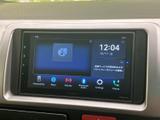 時刻や接続メニューが表示され、Bluetooth Audioや電話などの項目も確認できます。目的に合わせて機能を選びやすく、毎日の移動をサポートしてくれる装備です。