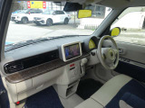 視界が広く運転しやすい運転席まわりです。各スイッチ類の位置も直感的に操作しやすく、長距離ドライブでも疲れにくい設計になっています。