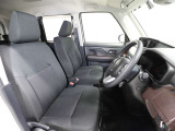 ゆったり室内で運転もしやすいです♪使い勝手の良い配置も考えられています!!