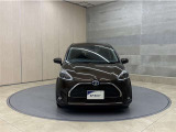 お車購入のポイントとなるフロントマスクです!シャープな目つきが印象的なデザインのヘッドランプです。