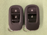 スマートキーを装備しています。鍵を差し込むことなくドアロックの開け閉めと、スタートボタン操作でのエンジンスタートができます。スペアキーも同じものを用意しております。