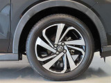 純正のアルミホイール装着車です。タイヤサイズは195/60R17です。