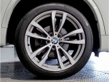 BMWの純正アロイホイールは軽量かつ強度にも優れているホイールで走行性能を引き上げる設計になっております。足元にもBMWは妥協がなくこだわっている個所になります。