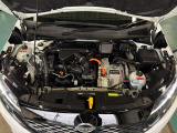 e-POWERは、ガソリンエンジンで発電し、その電気を使用して大出力モーターのみで駆動する日産独自の電動パワートレイン!第二世代e-POWERは、インバーターとモーターを一体化してコンパクト&高出力化を実現!