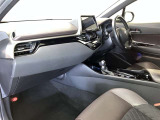 広々とした車内空間に優れた燃費性能。更にデザインも上質で人気のお車です!