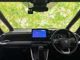 運転席から前方を広く見渡せるレイアウトで、視界の開放感が魅力です。前席はゆったりとした姿勢で過ごせる形状で、運転する方も同乗者も落ち着いて過ごせます。